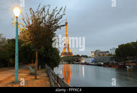 Der Eiffelturm Eiffelturm bei Nacht beleuchtet, Paris, Frankreich. Stockfoto