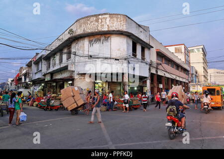 Cebu, Philippines-October 18, 2016: Straße Stände füllen die Vorfahrt am Fuße des kommerziellen Gebäude CO2-Markt. Älteste - der größte Bauernmarkt Stockfoto