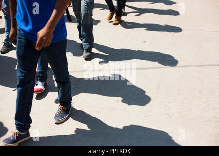 Menschen nehmen an einem März in Tlapa, Guerrero, Mexiko, zur Unterstützung der 43 fehlenden Studenten aus Guerrero, dass für fast zwei Monate am 15. November 2014 vermisst wurden. Im März war der Beginn einer Reihe von Wohnwagen, die rund um Mexiko Reisen für eine Woche und Treffen in Mexiko City am 20. November sein, das ist die Markierung der Mexikanischen Revolution. Stockfoto