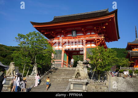 Kyoto, Japan - August 01, 2018: Die Nio-mon Tor von Deva Könige der Kiyomizu-dera Buddhistischen Tempel, ein UNESCO-Weltkulturerbe. Foto: Geo Stockfoto