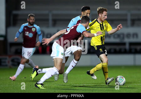 Burton Albion Stephen Quinn (rechts) erhält von Burnley von Dwight McNeil (hinten Mitte) in der dritten Runde Carabao Pokalspiel bei der Pirelli Stadium, Burton. Stockfoto