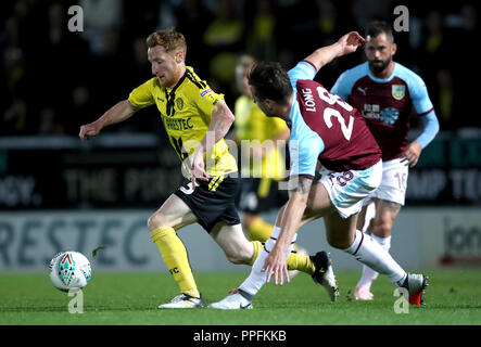 Burton Albion Stephen Quinn (links) erhält von Burnley von Kevin Lange während der dritten Runde Carabao Pokalspiel bei der Pirelli Stadium, Burton. Stockfoto