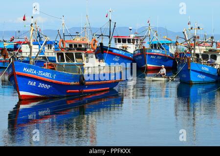 Fischerboote in der Bucht von Puerto del Hambre, in der Nähe von Punta Arenas, Patagonien, Chile Magallanes, Stockfoto