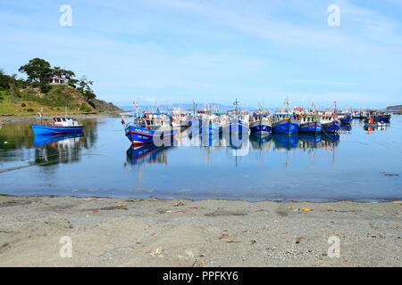 Fischerboote in der Bucht von Puerto del Hambre, in der Nähe von Punta Arenas, Patagonien, Chile Magallanes, Stockfoto