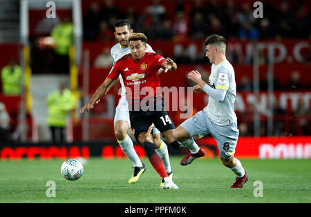 Von Manchester United Jesse Lingard (Mitte) und Derby County Mason Berg (rechts) Kampf um den Ball während der carabao Pokal, dritte runde Spiel im Old Trafford, Manchester. Stockfoto