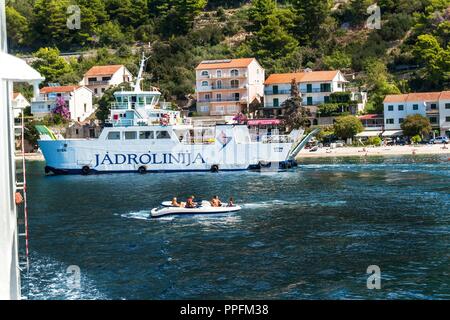 Kroatien, DRVENIK, September 8, 2018: Jadrolinija Fähre zwischen den Inseln von Kroatien Adria. Segeln in der Stadt von Drvenik auf der Insel Hva Stockfoto