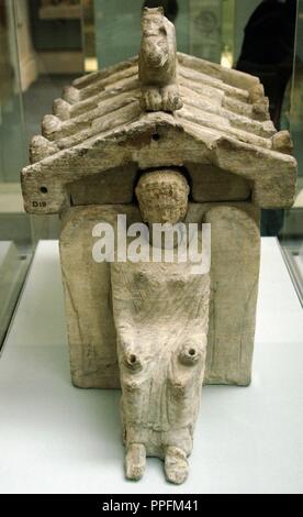Etruskische cinerary Urne in der Haus oder Tempel geprägt. Auf dem Dach gibt es zwei Leoparden und in der Front eine geflügelte weibliche Figur. 425-350 BC. Kalkstein. Von Chiusi. British Museum. London. England. Vereinigtes Königreich. Stockfoto