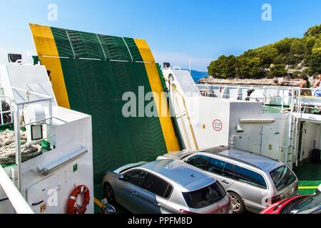 Kroatien, DRVENIK, September 8, 2018: Jadrolinija Fähre zwischen den Inseln von Kroatien Adria. Segeln in der Stadt von Drvenik auf der Insel Hva Stockfoto