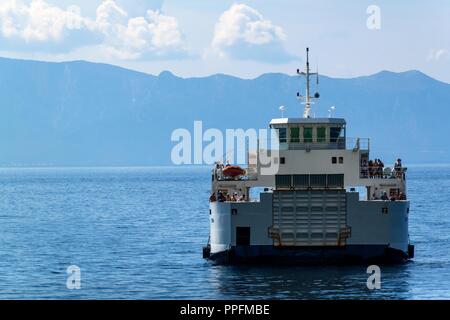 Kroatien, DRVENIK, September 8, 2018: Jadrolinija Fähre zwischen den Inseln von Kroatien Adria. Segeln in der Stadt von Drvenik auf der Insel Hva Stockfoto