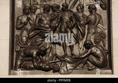 Nelson Säule (1840-1843). Der Sockel verziert mit dem Bronzerelief Panel, gegossen aus erbeuteten französischen Kanonen, Darstellung der Schlacht von Kap St. Vincent von Musgrave Watson (1804-1847) und William F. Woodington (1806-1893). Trafalgar Square. London. Vereinigtes Königreich. Stockfoto