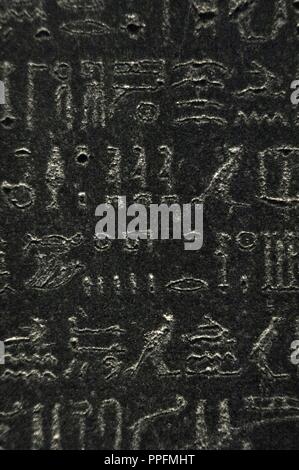 Die Rosetta Stone. Fragment einer Stele aus schwarzem Granit mit einer Inschrift in verschiedenen Sprachen   eines Erlasses von Ptolemäus V Epiphanes König. Hieroglyphischen Schrift. Detail. Die ptolemäische Ära. 196 v. Chr.. British Museum. London. Vereinigtes Königreich. Stockfoto