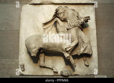 Griechische Kunst Metope auf der Südseite des Parthenon. 5. Jahrhundert v. Chr. ein Kentaur Holding ein Kämpfer besiegt. Metope XXIX. Es kommt von der Akropolis in Athen. British Museum. London. England. UK. Stockfoto