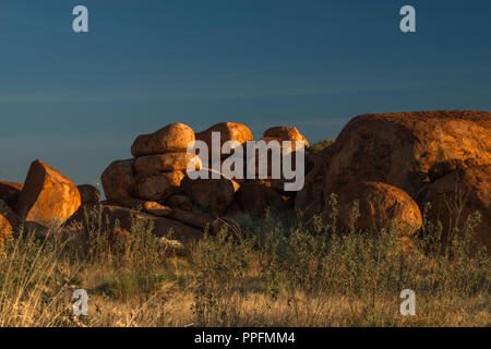 Sonnenuntergang in den Devil’s Marbles in der Nähe von Tennant Creek., Australien, Northern Territory Stockfoto