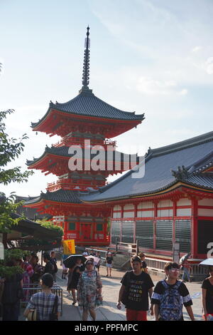 Kyoto, Japan - August 01, 2018: Die drei stöckige Pagode am Kiyomizu-dera buddhistischen Tempel, ein UNESCO-Weltkulturerbe. Foto: Georg Stockfoto