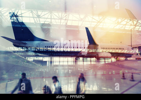 Modernen Flughafen mit blur Effekte. Double Exposure Stockfoto