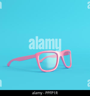 Rosa Brille mit transparenten Abdeckscheiben auf hellen blauen Hintergrund in Pastelltönen mit kopieren. 3D-Rendering Stockfoto