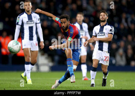 Crystal Palace Andros Townsend (Mitte) Kerben dritten Ziel seiner Seite des Spiels in der dritten Runde Carabao Pokalspiel in West Bromwich, West Bromwich. Stockfoto