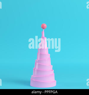 Abstrakte Pyramide mit Kugel oben auf hellen blauen Hintergrund in Pastellfarben. Minimalismus Konzept. 3D-Rendering Stockfoto