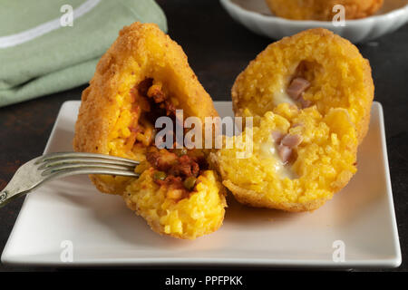 Arancini detail, traditionelle italienische Küche, meist Sizilianische, eines mit Fleisch und Erbsen ragu und anderen gefüllt, so genannte Butter, gefüllt mit Schinken und Mo Stockfoto