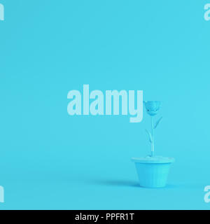 Low Poly Blume in einem Topf auf hellen blauen Hintergrund in Pastellfarben. Minimalismus Konzept. 3D-Rendering Stockfoto