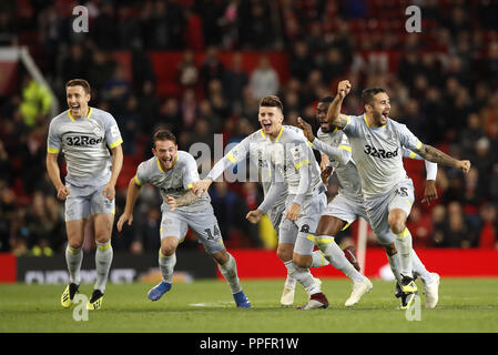 Von Derby County Bradley Johnson (rechts) feiert er das Elfmeterschießen während der carabao Pokal, dritte runde Spiel im Old Trafford, Manchester. Stockfoto