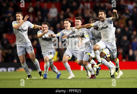 Von Derby County Bradley Johnson (rechts) feiert er das Elfmeterschießen während der carabao Pokal, dritte runde Spiel im Old Trafford, Manchester. Stockfoto