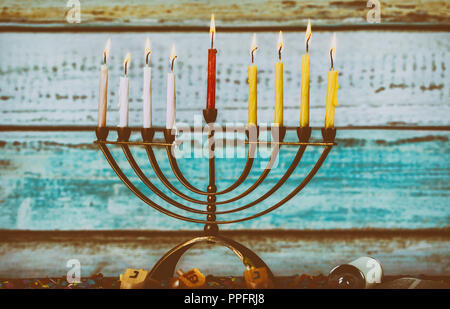 Eine voll beleuchteten menorah Glühende Hanukkah brennende Kerzen Stockfoto