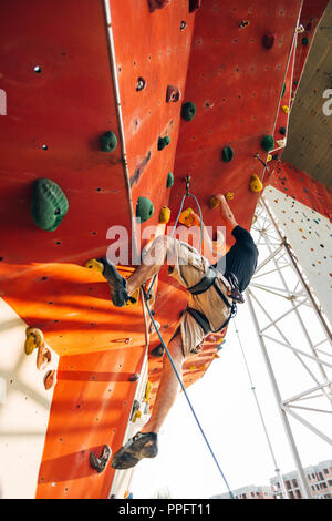 Free climber Mann Klettern bis zu Bouldern. Stockfoto