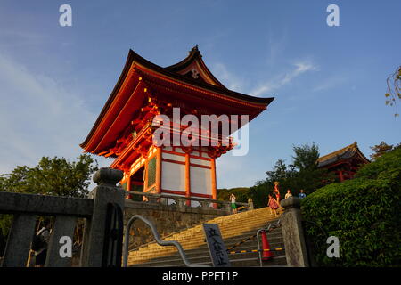 Kyoto, Japan - August 01, 2018: Die Nio-mon Tor von Deva Könige an der buddhistischen Kiyomizu-dera Tempel, ein UNESCO-Weltkulturerbe. Foto: Stockfoto