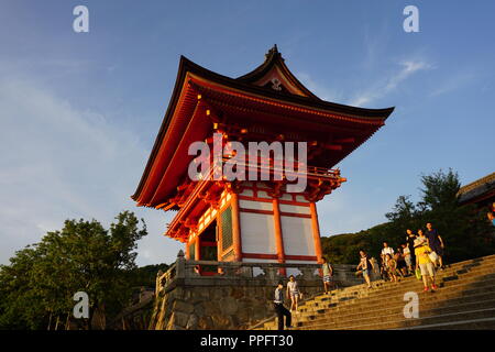 Kyoto, Japan - August 01, 2018: Die Nio-mon Tor von Deva Könige an der buddhistischen Kiyomizu-dera Tempel, ein UNESCO-Weltkulturerbe. Foto: Stockfoto