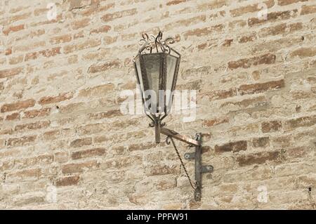 Mittelalterliche Laterne auf der Mauer (Marche, Italien, Europa) Stockfoto