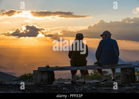 Eine Familie Uhren ein Sonnenuntergang in Nyanga, Simbabwe Stockfoto