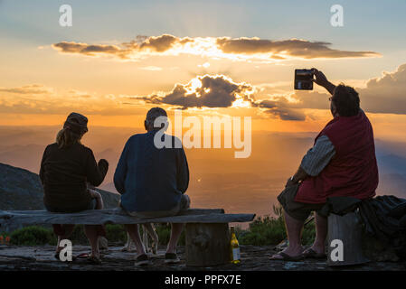 Eine Familie Uhren ein Sonnenuntergang in Nyanga, Simbabwe Stockfoto