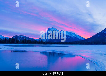 Spektakuläres Morgenlicht im Winter, Mount Rundle, Banff National Park, Alberta, Kanada Stockfoto