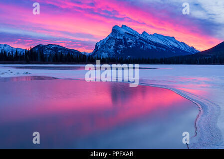 Spektakuläre Dämmerlicht, Mount Rundle, Banff Nationalpark, Alberta, Kanada Stockfoto