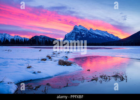 Spektakuläre Dämmerlicht, Mount Rundle, Banff Nationalpark, Alberta, Kanada Stockfoto