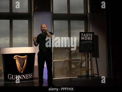 Live-Show im Guinness Storehouse Dublin, während der Moderator auf der Bühne das Guinness Experience Dublin, Irland, vorführt Stockfoto