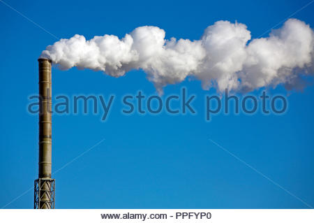 Factory Schornstein waberndem Rauch an einem windigen Tag Stockfoto