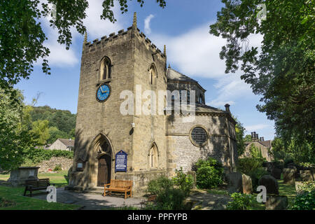 Die Kirche von St. Martin in dem Dorf Stoney Middleton, Derbyshire, UK; eine markante achteckige Gebäude wurde im 18. Jahrhundert hinzugefügt. Stockfoto