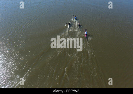 Zwei Paddler Kanu morgen Praxis bis glasig Fluss Gewässer unter Brücke Landschaft Stockfoto