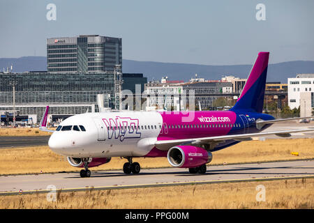 Flughafen Frankfurt/Main, FRA, Fraport, Wizzair Airbus A 320, auf der Rollbahn, Stockfoto