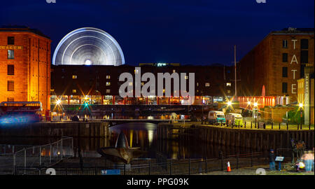 Albert Docks Liverpool, mit Riesenrad in Bewegung, Maritime Museum. Bild im September 2018 übernommen. Stockfoto