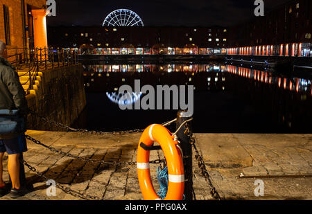 Die Albert Docks Liverpool, viktorianischen Pracht, und eine moderne Riesenrad. Bild im September 2018 übernommen. Stockfoto