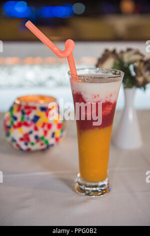 Closeup Detail der alkoholfreien Fruchtcocktail Drink auf Tisch im Restaurant Stockfoto