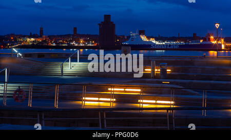 Birkenhead-Belfast Fähre über den Fluss Mersey, der Stena Forerunner, Birkenhead Rathaus, Hamilton Square Bahnhof, am Horizont. Genommen 09/2018 Stockfoto