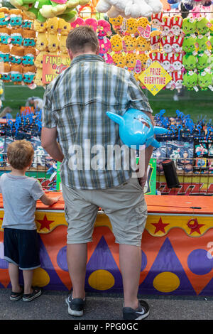 Wheat Ridge, Colorado - Adam Hjermstad Sr. Mit seinem Sohn, Adam jr., 4, an der ein Karneval Spiel während der jährlichen Nelke Festival. Das Festival bietet f Stockfoto