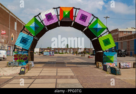 Container bilden ein Tor zu einem Bereich für Graffiti Künstler in der NDSM-Werft, Amsterdam, Niederlande Stockfoto