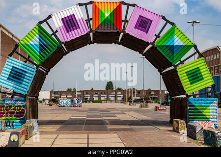 Container bilden ein Tor zu einem Bereich für Graffiti Künstler in der NDSM-Werft, Amsterdam, Niederlande Stockfoto