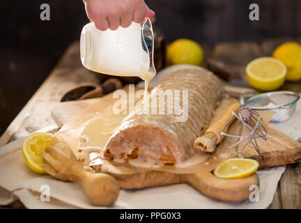 Earl Grey Tee mit hausgemachten Kuchen mit Zitrone Puderzucker und Tee. Copyspace Hintergrund. Stockfoto