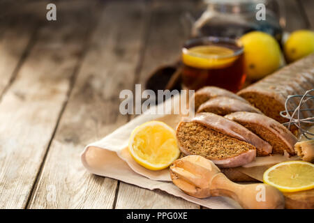 Earl Grey Tee mit hausgemachten Kuchen mit Zitrone Puderzucker und Tee. Copyspace Hintergrund. Stockfoto